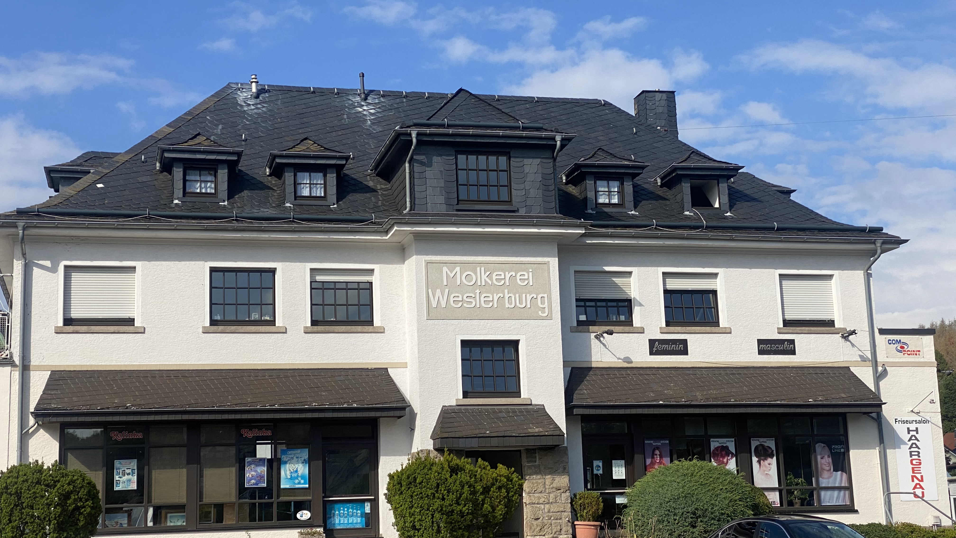 Das zweistöckige Gebäude mit dem Schild 
