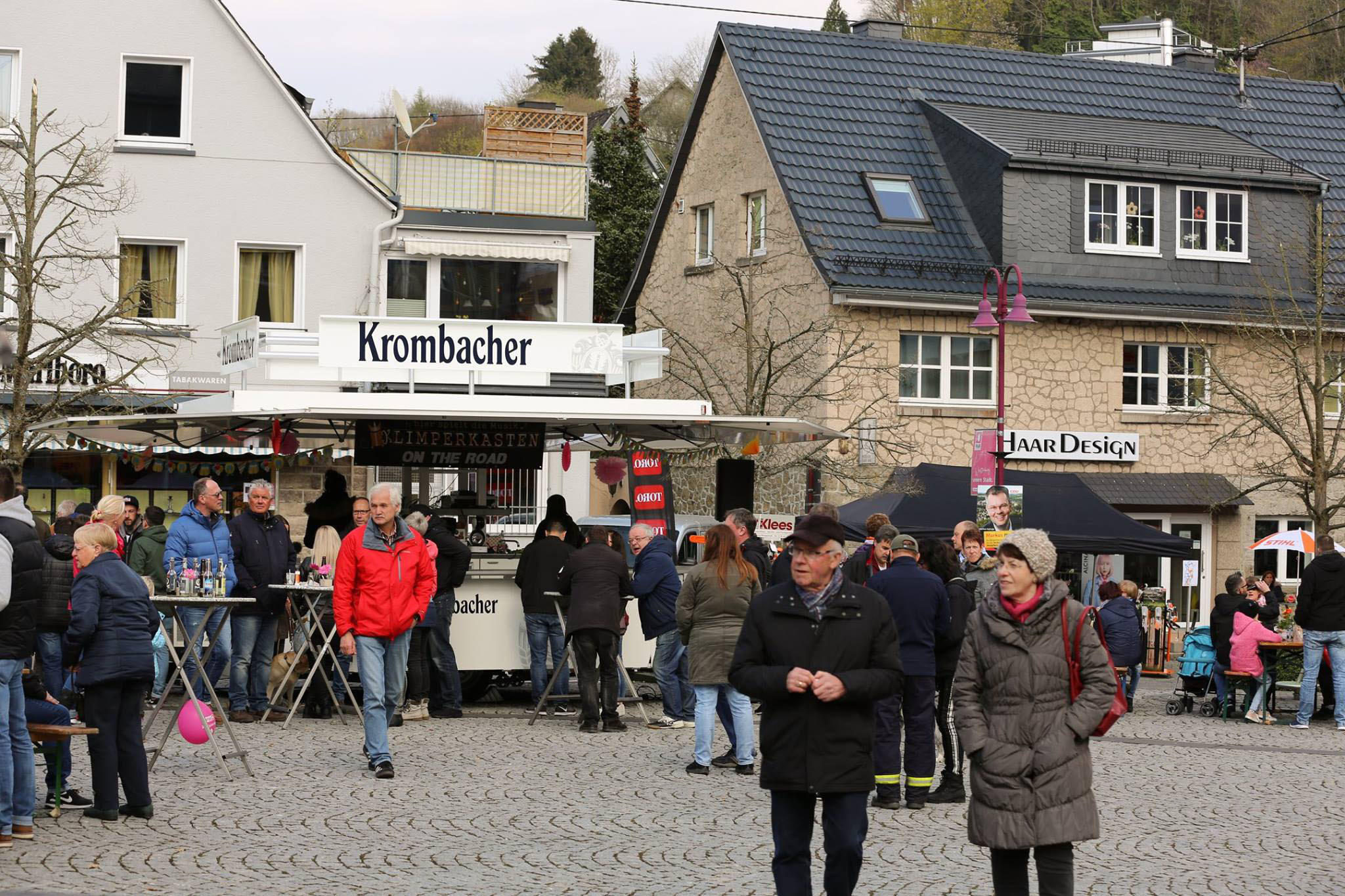 Buscher Marktplatz in Westerburg: Ein Krombacher-Stand und zahlreiche Besucher bei einer Veranstaltung des Gewerbevereins Westerburger Land, der lokale Unternehmen und die regionale Wirtschaft stärkt.