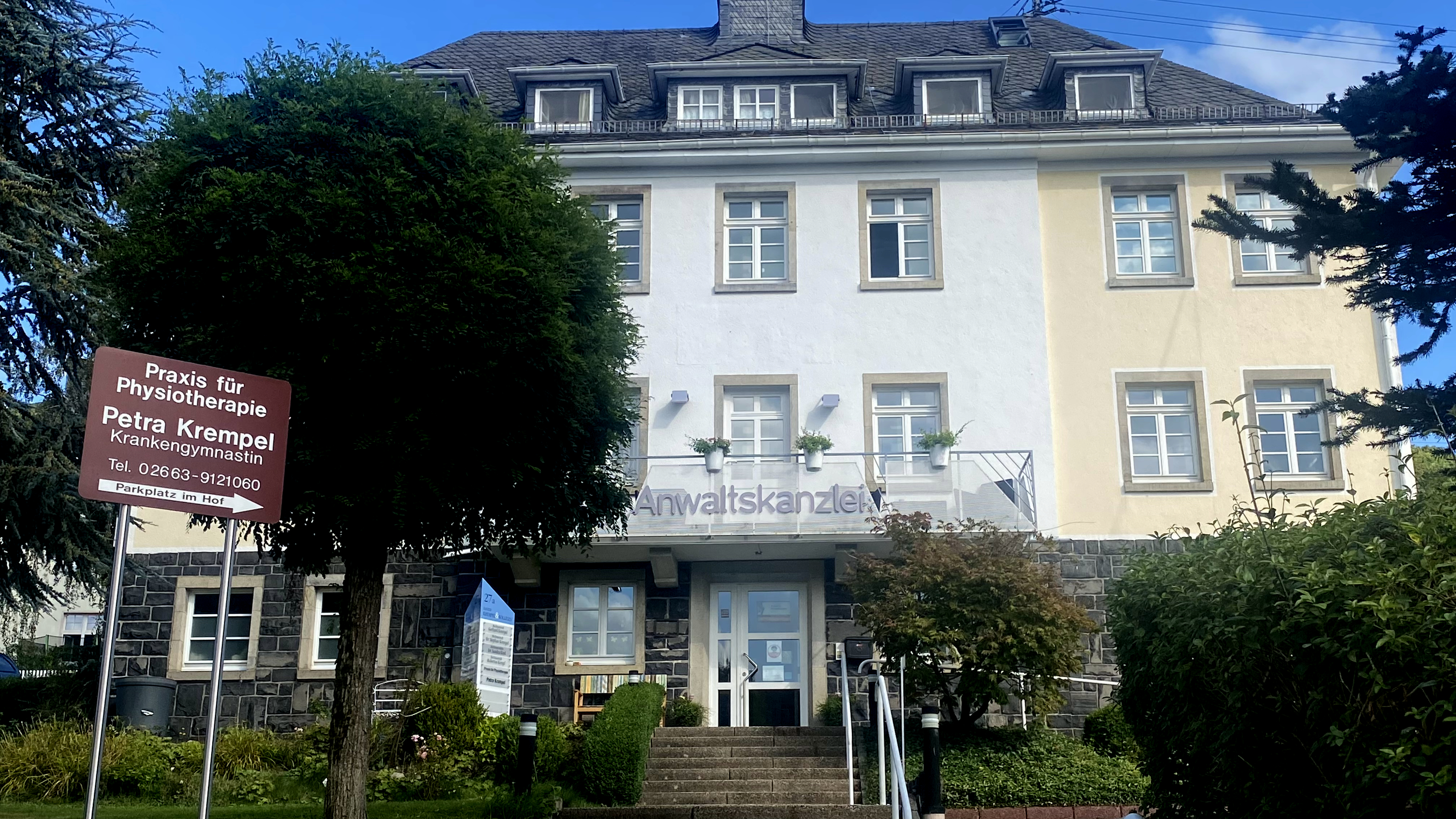 Gewerbegebäude in Westerburg mit Praxis für Physiotherapie Petra Krempel und Anwaltskanzlei, repräsentativ für die lokalen Unternehmen des Gewerbevereins Westerburger Land.