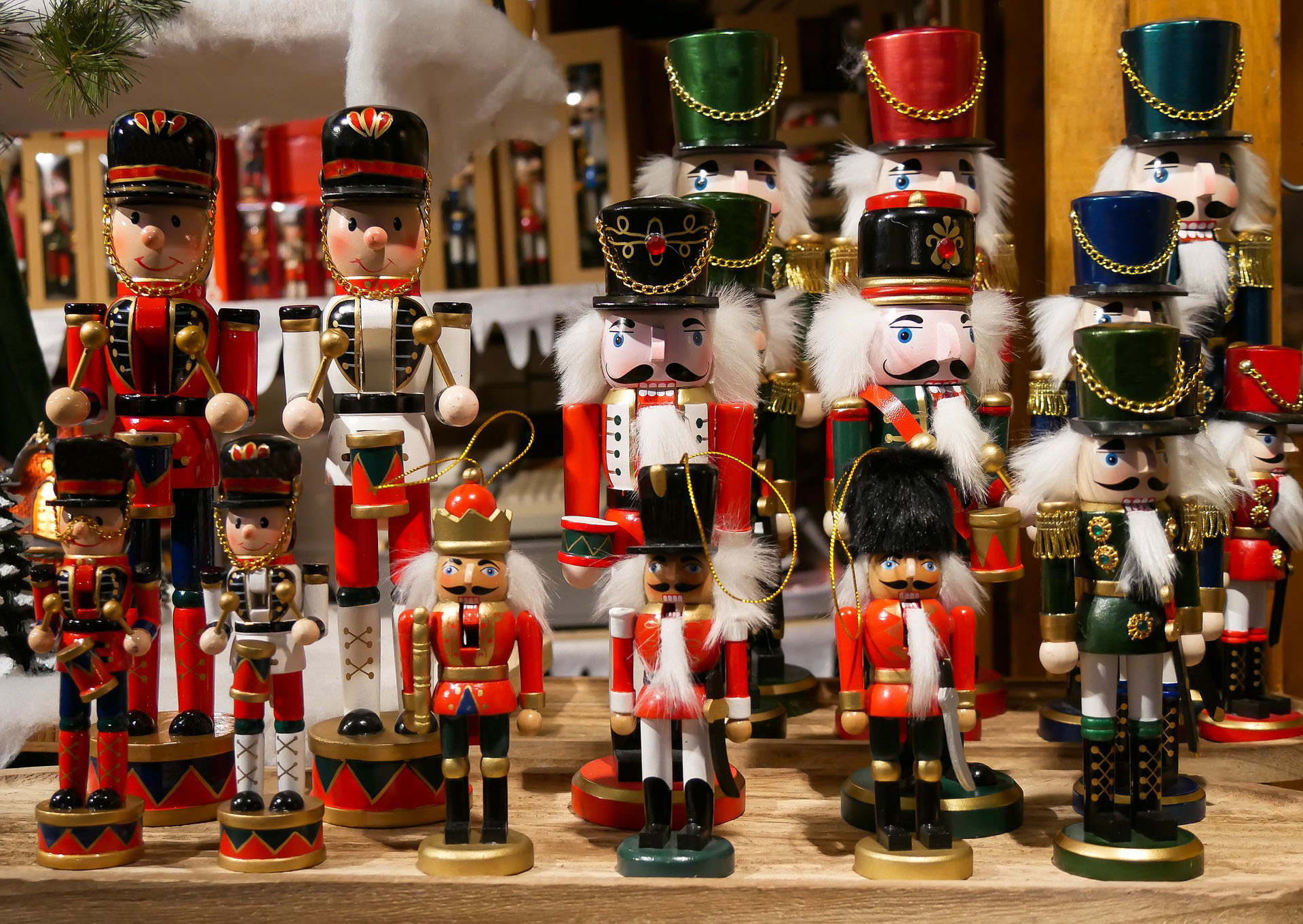 Festliche Nussknacker-Puppen in bunten Uniformen auf einem Marktstand – typisch für den Pfefferkuchenmarkt in Westerburg, der von der regionalen Wirtschaft gefördert wird.