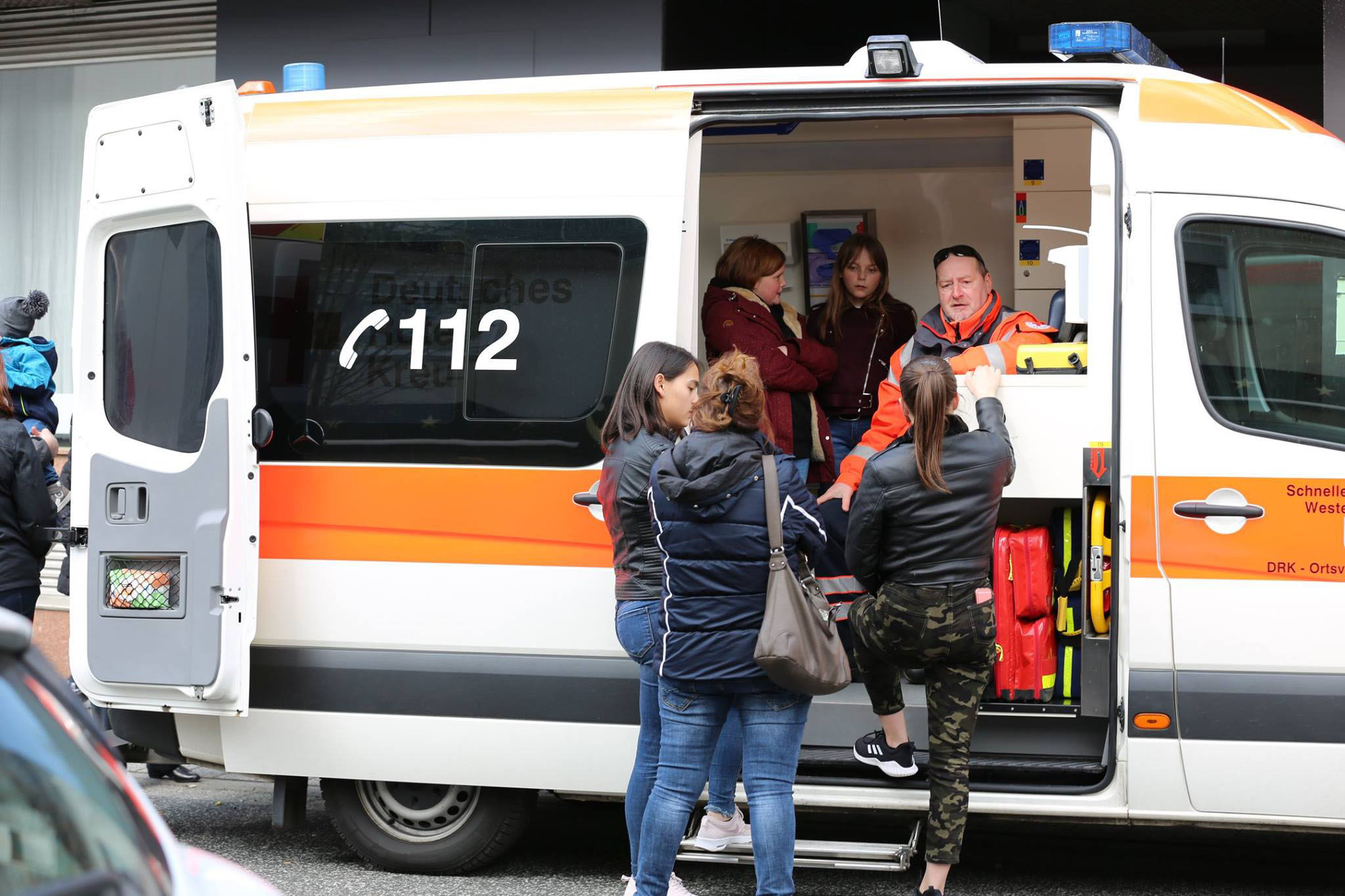 Ein Rettungswagen des DRK mit dem Notruf 112 ist bei einer öffentlichen Veranstaltung in Westerburg im Einsatz, um Menschen zu versorgen – Teil der Aktivitäten des Gewerbevereins Westerburger Land, der lokale Events und die regionale Wirtschaft stärkt.
