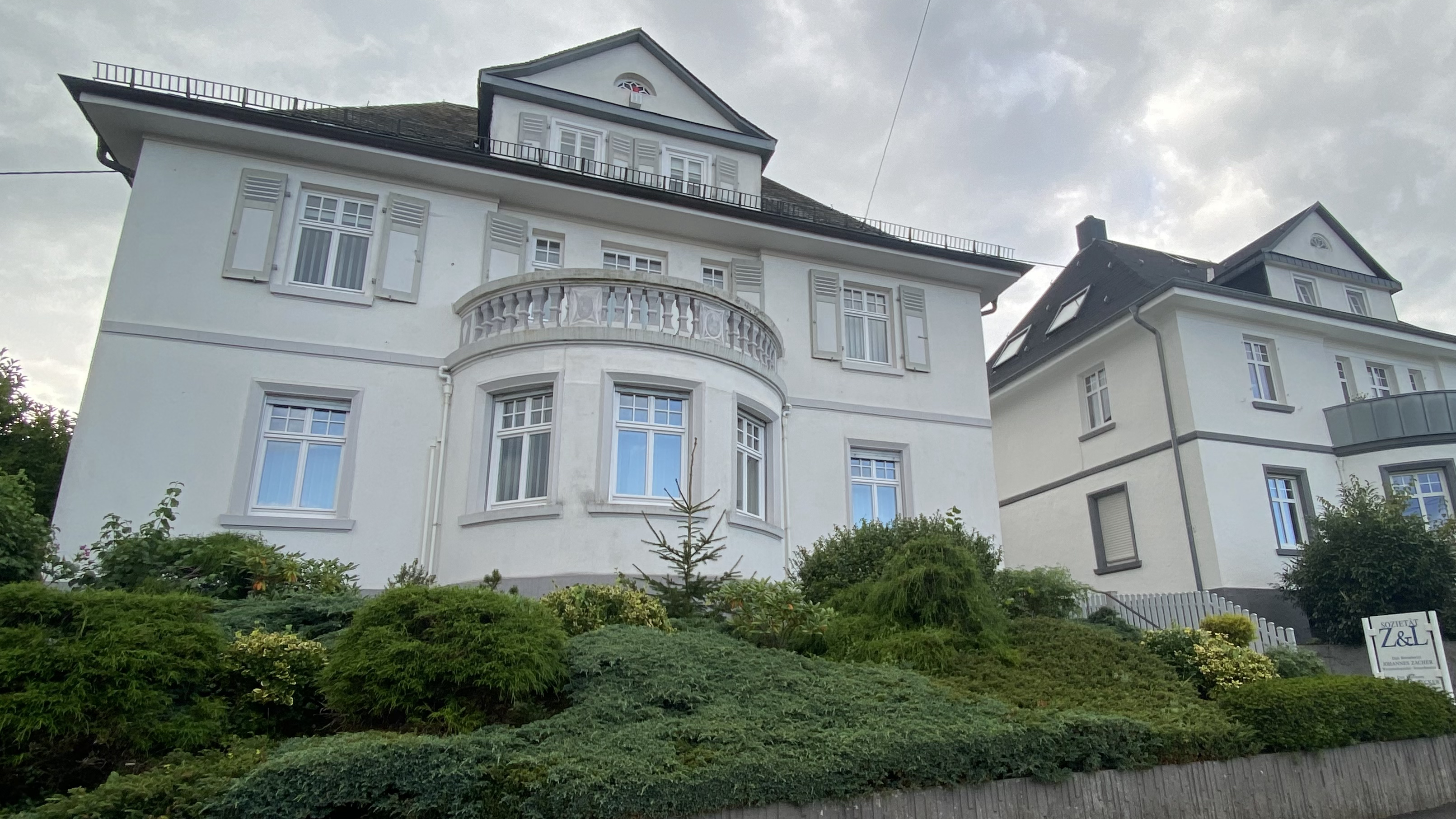Stilvolle weiße Villen mit gepflegten Gärten, repräsentativ für die regionalen Unternehmen des Gewerbevereins Westerburg.