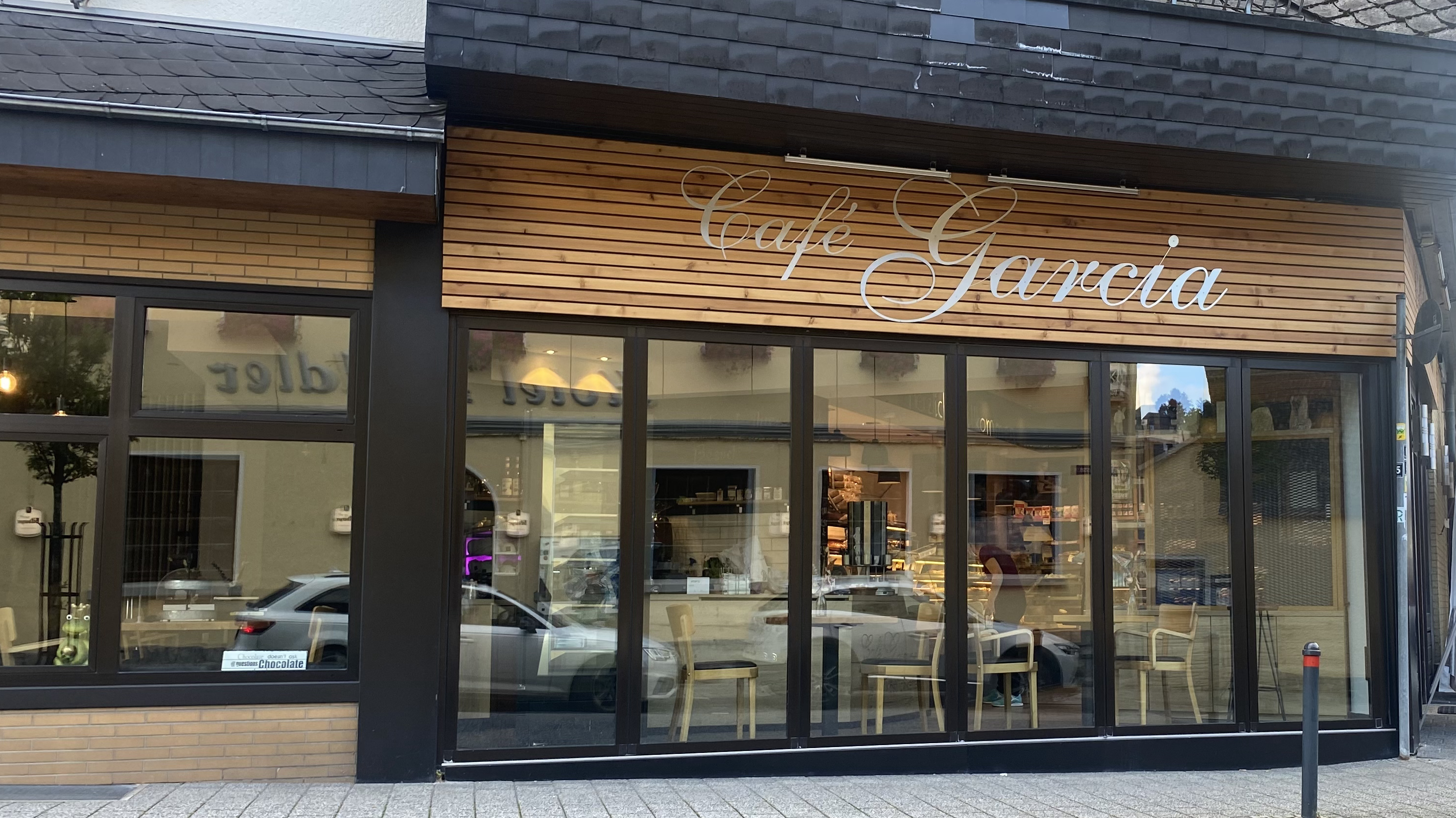 Café Garcia, ein lokales Cafés in Westerburg, mit Holzverkleidung und großen Fenstern, das zum Gewerbeverein Westerburger Land gehört.