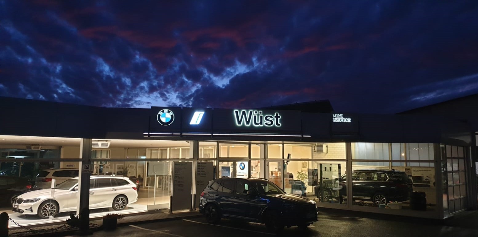 Nachtansicht des BMW-Autohauses 