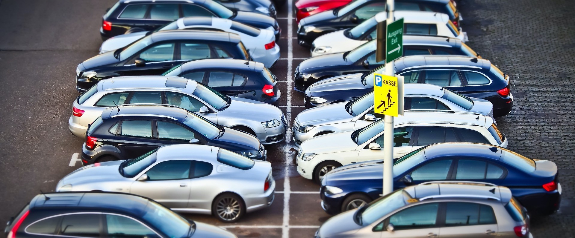 Ein organisierter Parkplatz mit diversen Autos, symbolisierend für die wirtschaftliche Dynamik der Verbandsgemeinde Westerburg und die Präsenz ihrer regionalen Unternehmen.