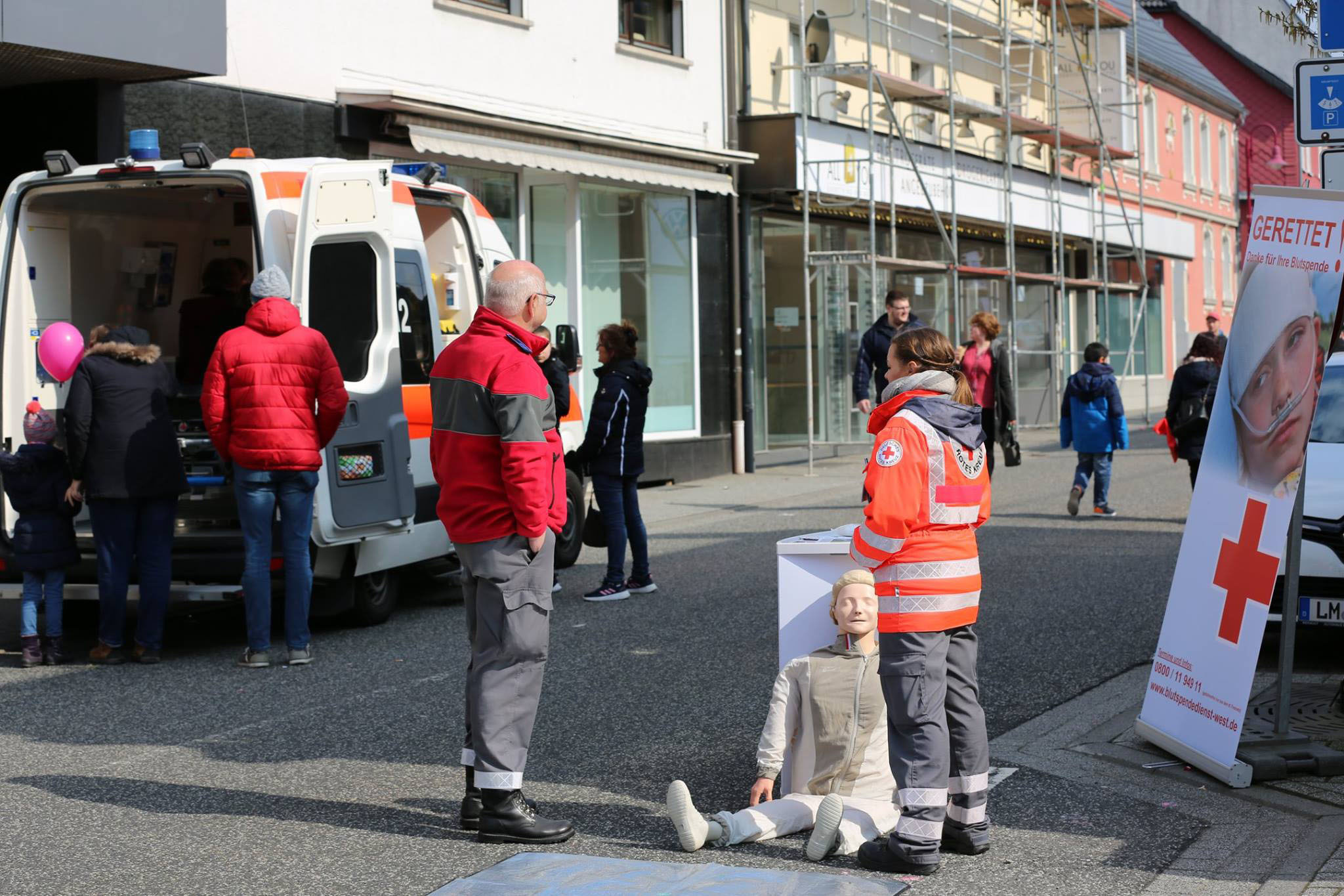 Öffentliche Blutspendeaktion in Westerburg mit Rettungsdienst, Ambulanz und Erste-Hilfe-Demonstration (Mannequin), organisiert vom Gewerbeverein Westerburger Land e.V. zur Stärkung des regionalen Gemeinschaftslebens.