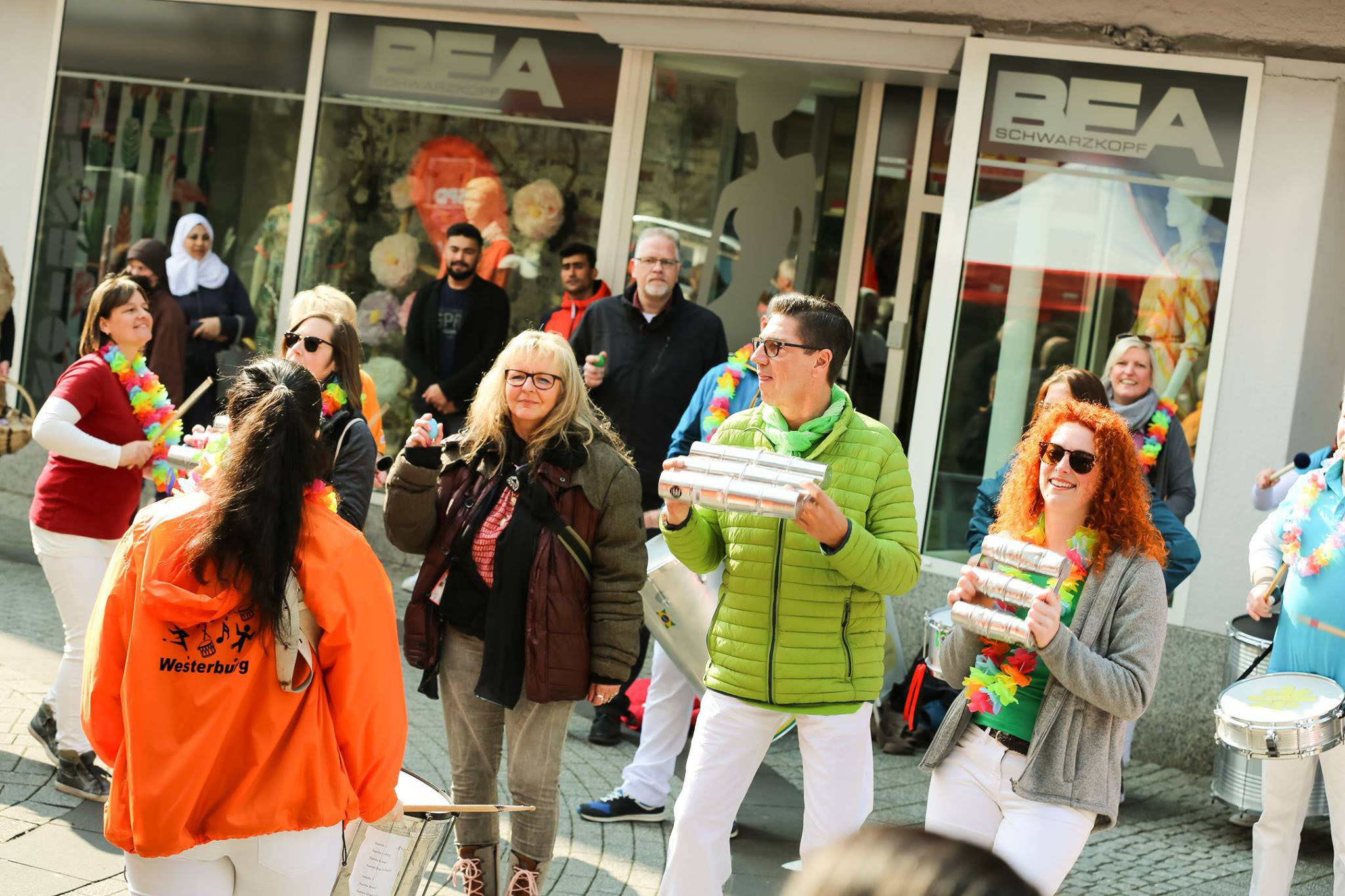 Festliche Straßenveranstaltung des Gewerbevereins Westerburg mit Musikern in bunten Outfits und Leis, die den regionalen Wirtschaftsstandort stärken.