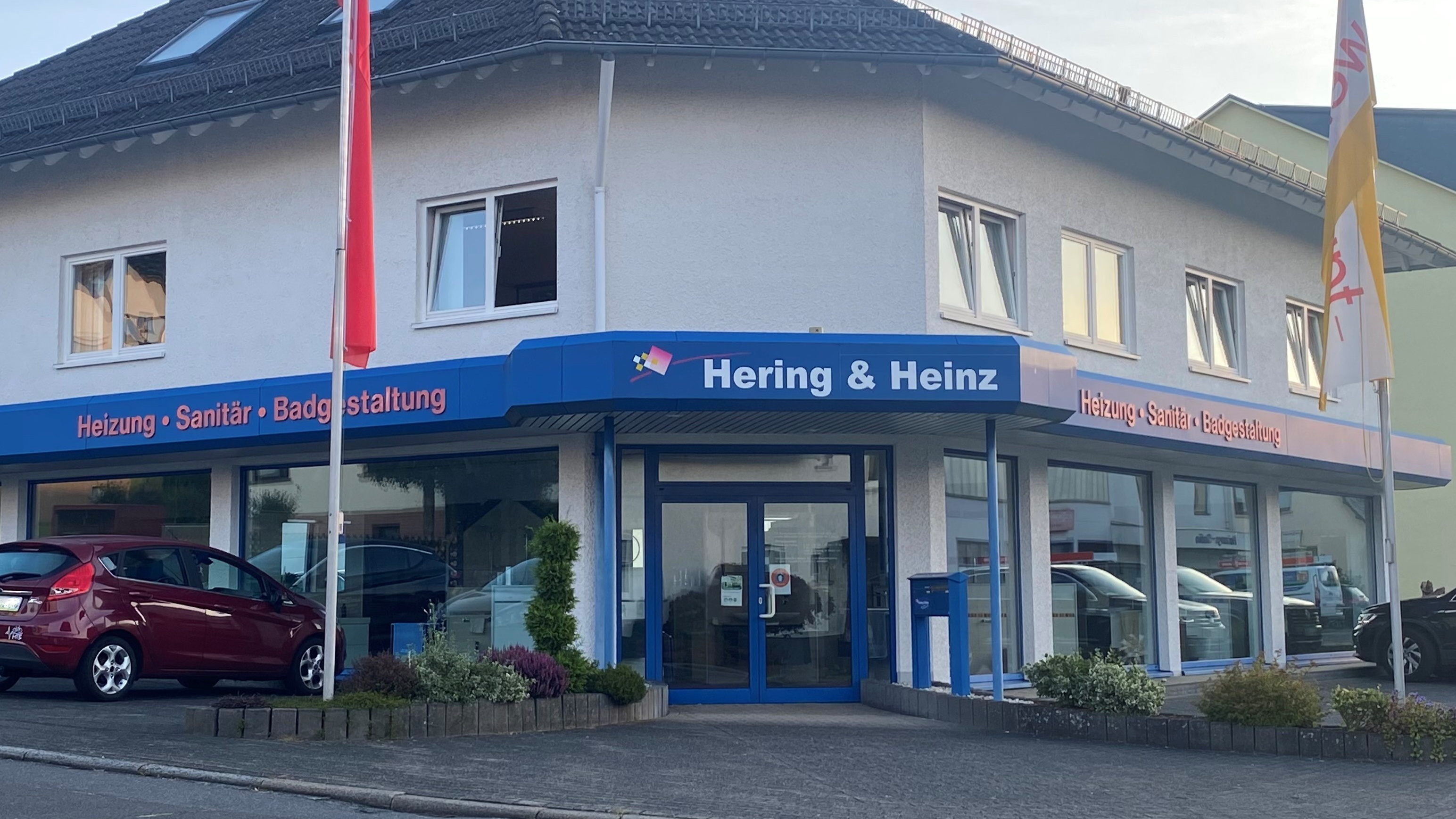 Hering & Heinz – Geschäftshaus mit blauer Fassade, Anbieter für Heizung, Sanitär und Badgestaltung, Teil des Gewerbevereins Westerburg (Unternehmer Westerburger Land e.V.).
