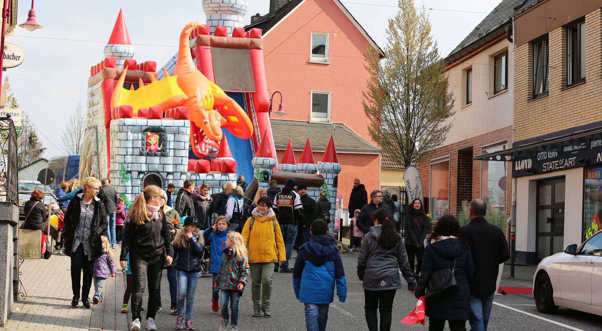 Buntes Straßenfest in Westerburg: Eine große aufblasbare Drachenburg lockt Familien und Besucher auf die Hauptstraße – ein Beispiel für die lebendigen Veranstaltungen des Gewerbevereins Westerburger Land zur Stärkung des regionalen Wirtschaftsstandorts.