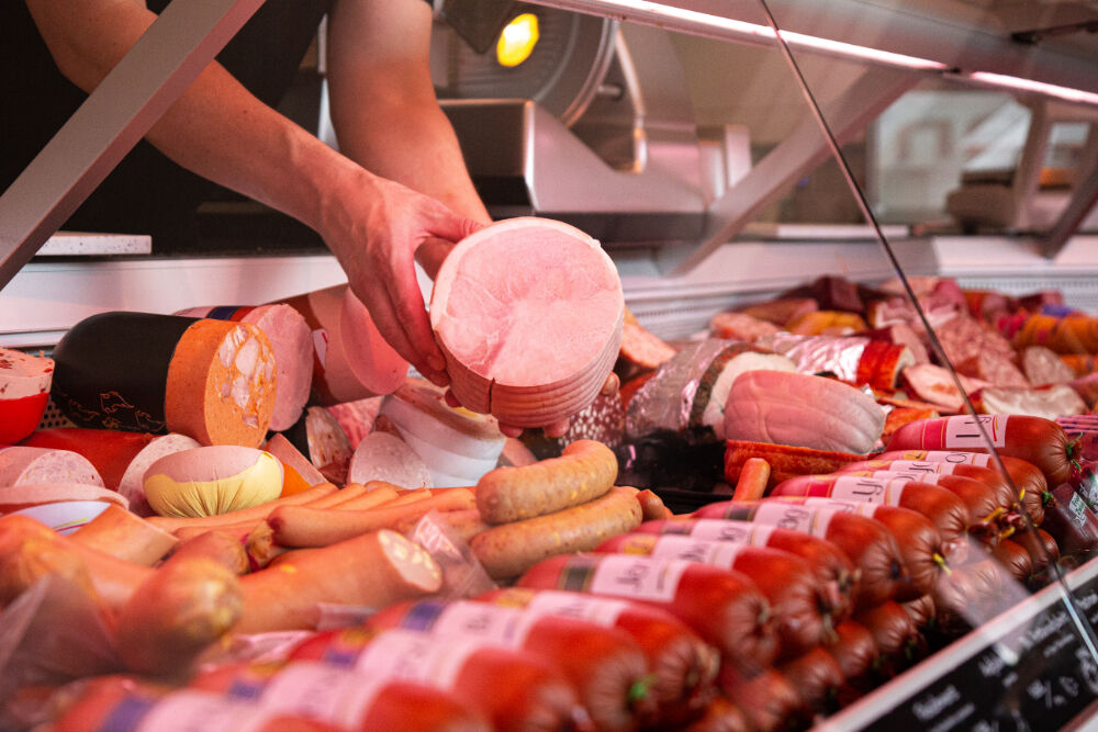 Leckere Fleisch- und Wurstspezialit&auml;ten von Schwein, Rind und Gefl&uuml;gel