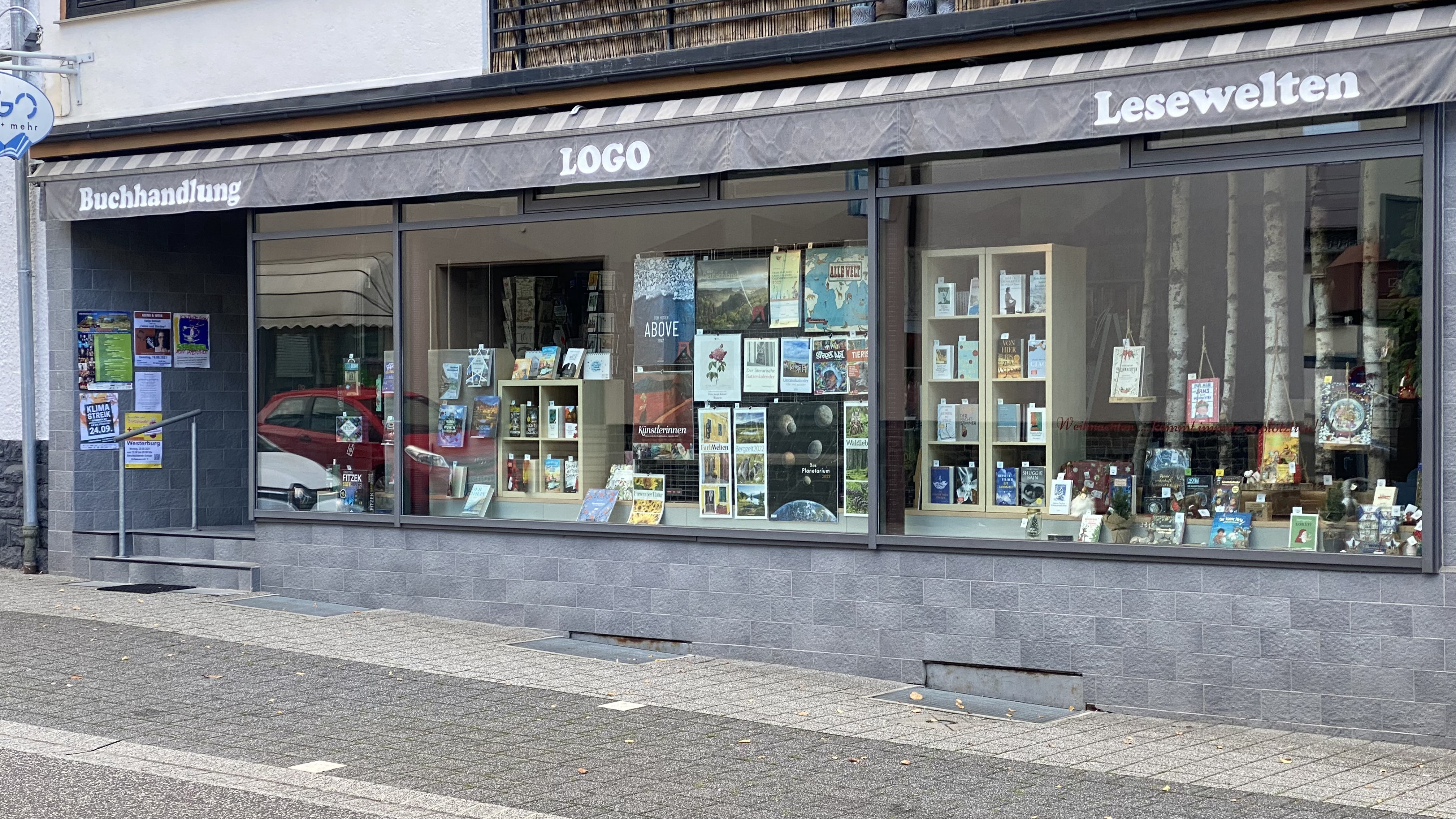 Das Schaufenster der Buchhandlung 'Lesewelten' in Westerburg zeigt eine ansprechende Auslage von Büchern und Produkten, repräsentiert die lokale Buchhandelsbranche und unterstützt die Aktivitäten des Gewerbevereins Westerburger Land zur Stärkung regionaler Unternehmen.