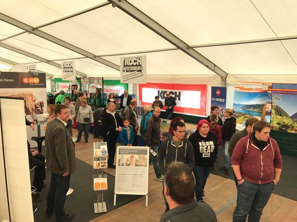 Lebendige Messeatmosphäre bei der Hui Wäller Messe des Gewerbevereins Westerburg: Besucher erkunden Stände wie 