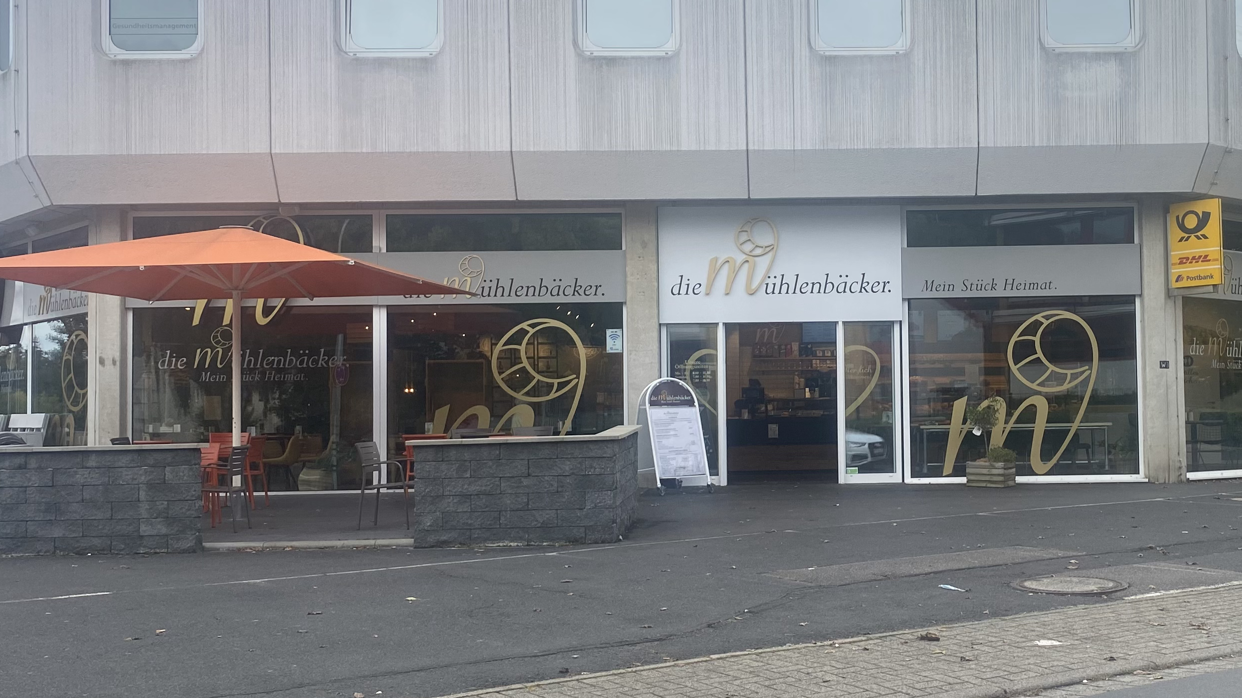 Fassade des lokalen Bäckerei-Cafés 